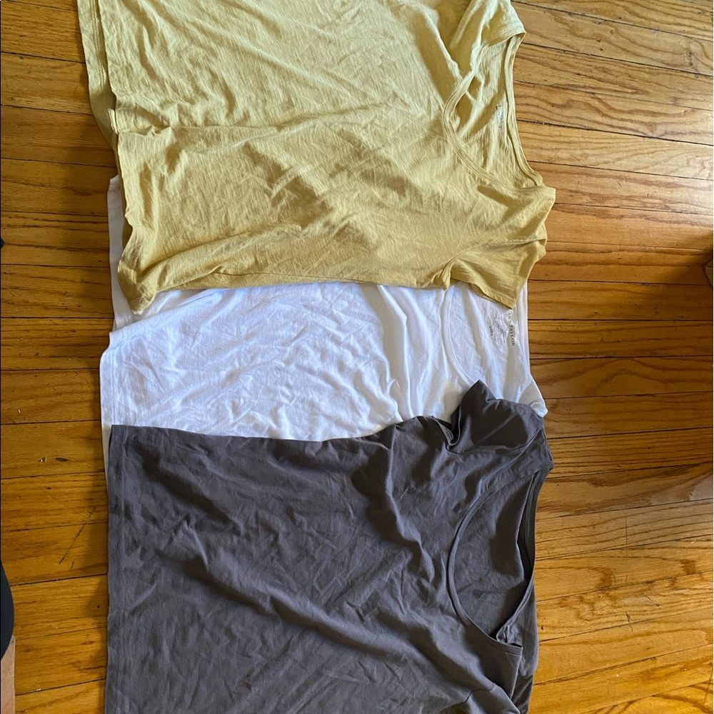 Très shirts- neutral and perfect with any outfit.